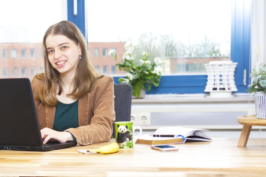 Marrit kijkt op van laptop