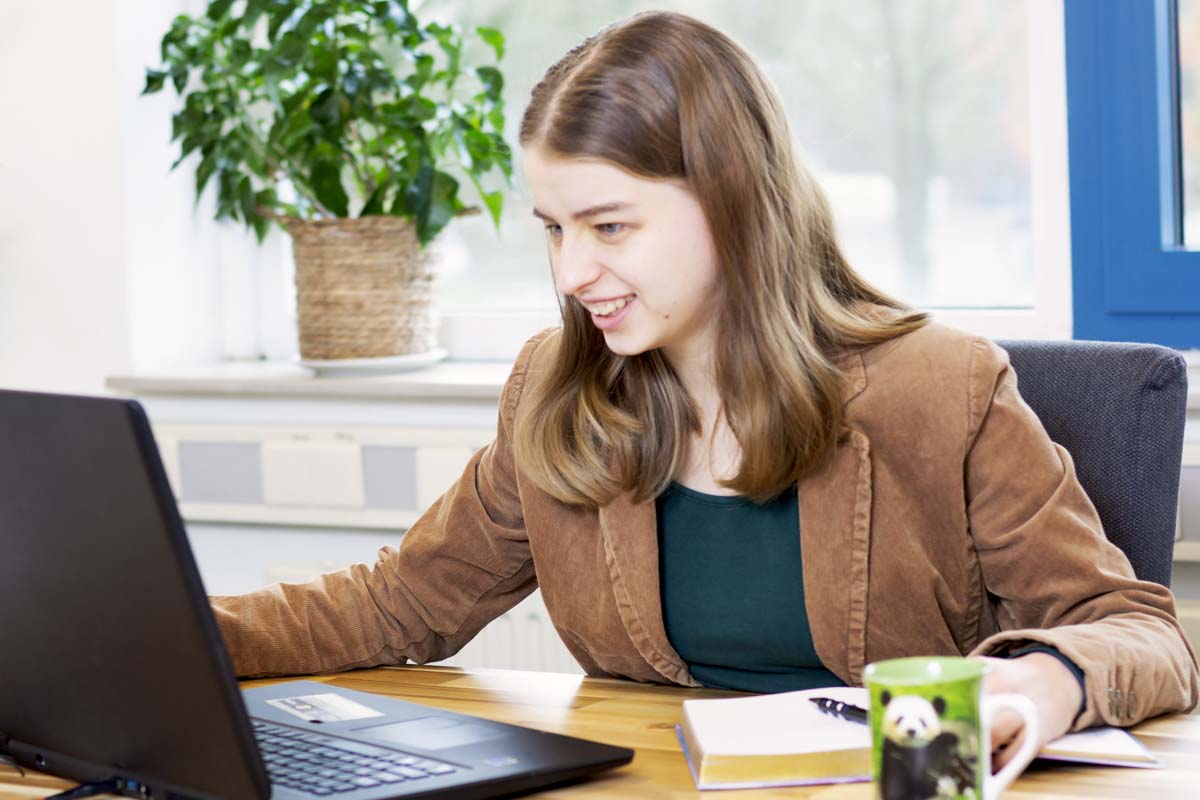 Marrit kijkt naar laptop